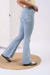Pantalón de denim celeste claro, de tiro alto y silueta ajustada en caderas y muslos con bota acampanada.