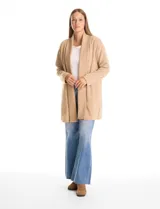 Cardigan largo de tejido de punto suave, color gris, con cuello con caída fluida, mangas largas con hombros caídos y bolsillos laterales discretos.