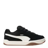 Championes urbanos Puma modelo Park Life Style SK8, color negro con detalles en blanco. Presentan un diseño de corte bajo con capellada de gamuza sintética, suela de goma en tono crema con base marrón y cierre mediante cordones.
