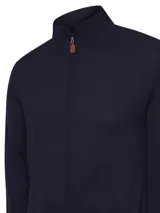 Sweater de tejido de punto azul navy RKF, modelo Amalfi, con cierre frontal completo, cuello alto y manga larga. Confeccionado en una mezcla de cashmere y seda.