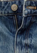Jeans tiro medio de corte recto y diseño crop en color azul con lavado deslavado y bajo deshilachado. Cuenta con cinco bolsillos, trabillas para cinturón y cierre frontal con cremallera y botón.