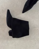 Botin de gamuza negra con punta fina y taco cuadrado.
