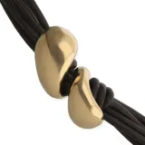 Pulsera de múltiples tiras de cuero marrón con piezas metálicas bañadas en oro de 18 quilates en forma de gotas.