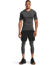 Remera de compresión de manga corta Under Armour, diseñada con tecnología HeatGear para una gestión eficiente del sudor y secado rápido. Presenta un ajuste ceñido al cuerpo, paneles de malla estratégicos para ventilación en axilas y espalda, y mangas raglán híbridas que permiten mayor libertad de movimiento.