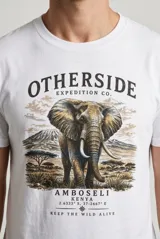 Remera blanca de manga corta con cuello redondo y estampa frontal de elefante con diseño de safari y texto.