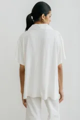 Camisa de corte amplio con estampado floral en tonos celeste, gris y blanco, confeccionada en lino y fibrana.