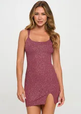 Vestido corto ajustado al cuerpo con acabado brillante tipo glitter, escote redondo y breteles anchos. Presenta un diseño mini con un tajo lateral en el ruedo.
