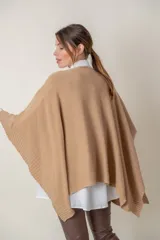 Poncho italiano color beige, de abrigo, liso con detalle de guarda lateral en el mismo tono.
