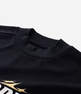 Remera de manga larga color negro, con cuello redondo y diseño estampado con lettering en el frente, espalda y mangas.