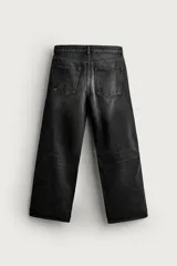 Jeans de denim de algodón en color azul con efecto desgastado, tiro medio y corte recto de ajuste holgado (loose fit). Cuenta con diseño clásico de cinco bolsillos y cierre frontal con cremallera y botón.