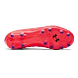 Championes de fútbol Under Armour Magnetico Pro 3, modelo W CLN MG PR3.0FG EIS, de color rojo con detalles en verde brillante en el talón y el interior del cuello. Incorpora tecnología UA Clone en la capellada superior para un ajuste personalizado y suela con tapones para césped natural.