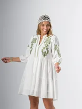 Vestido corto blanco de algodón italiano con bordado azul, mangas tres cuartos y botones frontales. Tiene forro interior en la falda.