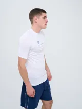 Remera térmica deportiva de manga corta de la marca Umbro, en color rojo, con cuello redondo y ajuste ceñido al cuerpo.
