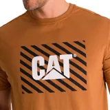 Remera color marrón de manga corta con logo de Caterpillar (CAT) estampado en el pecho.