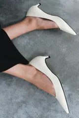 Zapato de tacón kitten fino en piel, color blanco, con escote redondo y acabado en punta.