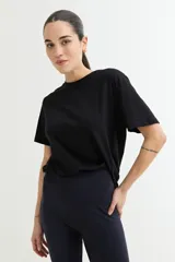 Remera blanca de algodón con cuello redondo y mangas cortas, corte recto y tajo lateral.