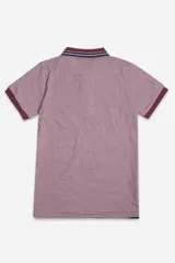 Remera de mangas cortas con cuello polo a rayas horizontales azul marino y blancas.