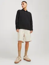 Short chino de corte relajado con tiro semi caído, confeccionado en tejido canvas de algodón y lino. Presenta cierre de cremallera, cordón ajustable en la cintura y bolsillos delanteros y traseros.