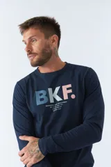Remera de manga larga azul marino con estampado frontal de letras BKF en celeste y rosa.
