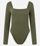 Body negro de manga larga, confeccionado en tejido de poliamida con elastano, con textura acanalada y escote cuadrado.