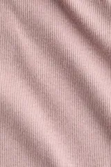 Remera de manga larga con cuello redondo, confeccionada en tejido acanalado de mezcla de algodón y viscosa, con un corte entallado.