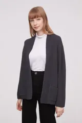 Saco abierto de tejido de punto grueso, color gris, con mangas largas y bolsillos frontales aplicados.