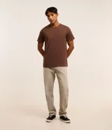 Remera básica de corte regular para hombre, color verde militar, con mangas cortas y cuello redondo.