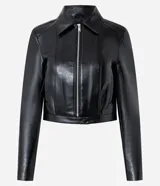 Campera de poliuretano con acabado liso, corte ajustado y largo corto. Presenta cuello estructurado, mangas largas, cierre frontal con cremallera metálica y recortes verticales que estilizan la silueta.