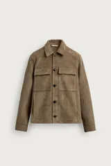 Sobrecamisa regular fit de hombre confeccionada en tejido efecto ante de color verde oscuro, con cuello solapa, cierre frontal de botones, bolsillos de plastrón con solapa en el pecho y bolsillos de vivo en la cadera.