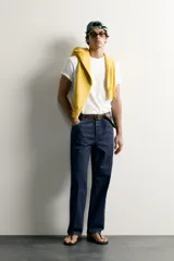 Camiseta regular fit color amarillo, con efecto lavado, cuello redondo y manga corta.