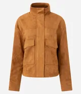 Campera oversized de gamuza sintética color tostado, con cuello alto estructurado, cierre frontal, mangas largas y dos bolsillos delanteros con tapa.