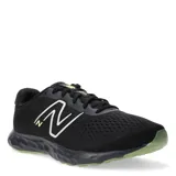 Championes de running New Balance modelo 520 V8, color negro con detalles en verde lima. Presentan una parte superior de malla transpirable con superposiciones sin costuras y una suela con amortiguación liviana.