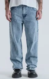 Pantalón de denim 100% algodón, de corte recto y silueta regular. Es un modelo clásico de cinco bolsillos con un acabado de lavado claro.