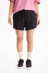 Short de felpa sin frisa color negro, con cordón ajustable en la cintura y bolsillos laterales.