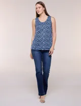 Blusa sin mangas de corte semi entallado, confeccionada en algodón con estampado geométrico en blanco y negro. Presenta escote redondo y largo hasta la cadera.