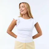 Camiseta blanca de tejido acanalado con escote redondo y mangas cortas adornadas con volantes.