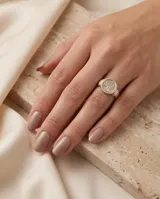 Anillo de plata 925 con lámina de oro de 18k y diseño circular grabado con motivo de árbol.