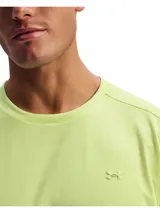 Remera deportiva de manga corta marca Under Armour, color verde lima, de cuello redondo y corte clásico.