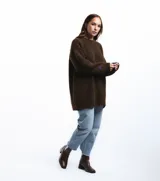 Sweater marrón de lana Corriedale sin teñir, con cuello redondo y corte holgado.