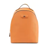 Mochila color habano de símil cuero con herrajes plateados. Tiene un compartimento principal con cierre, un bolsillo interno con cierre y un bolsillo externo con cierre. Cuenta con correa regulable y asa fija. Diseño clásico con logo de XL Extra Large al frente.