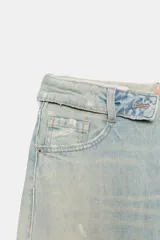 Jeans de tiro medio y corte ancho, confeccionados en denim con lavado estilo vintage de efecto desgastado. Presentan diseño de doble cinturilla superpuesta, cinco bolsillos tradicionales, trabillas para cinto y cierre frontal con cremallera y botón metálico.