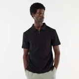 Remera polo negra de manga corta, confeccionada en tejido con textura de nido de abeja, con cuello camisero y cierre frontal parcial de cremallera.