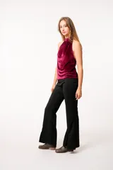 Top negro de terciopelo con cuello halter y espalda descubierta.