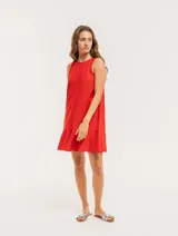 Vestido corto color beige de lino con escote redondo y volado godet en el ruedo.