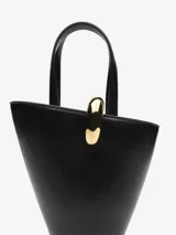 Bolso Jacquemus Le Petit tipo cubo, color negro, de cuero liso, con asa corta y cierre de anilla dorada. Incluye correa bandolera extraíble, bolsillo interior con cremallera y herrajes dorados.