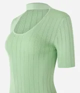 Blusa de tricot color verde claro, de manga corta y escote redondo con abertura frontal.
