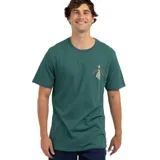 Remera Volcom verde oscuro de manga corta, con pequeño estampado gráfico en el pecho.