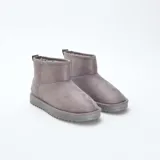 Botas cortas de estilo casual en color gris, confeccionadas en material tipo antelina con interior forrado en pelo sintético y suela plana dentada.