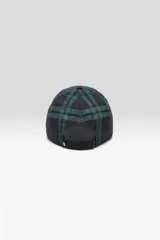 Gorra estilo béisbol de seis paneles con visera curva, confeccionada en tejido con estampado a cuadros en tonos verde oscuro y negro. Cuenta con el logo de la marca bordado en color blanco en el frente y cierre ajustable en la parte trasera.