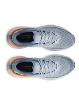 Championes de running Under Armour Infinite, color celeste con detalles en azul oscuro, naranja y suela blanca. Incorporan amortiguación UA HOVR y capellada de tejido de punto transpirable.